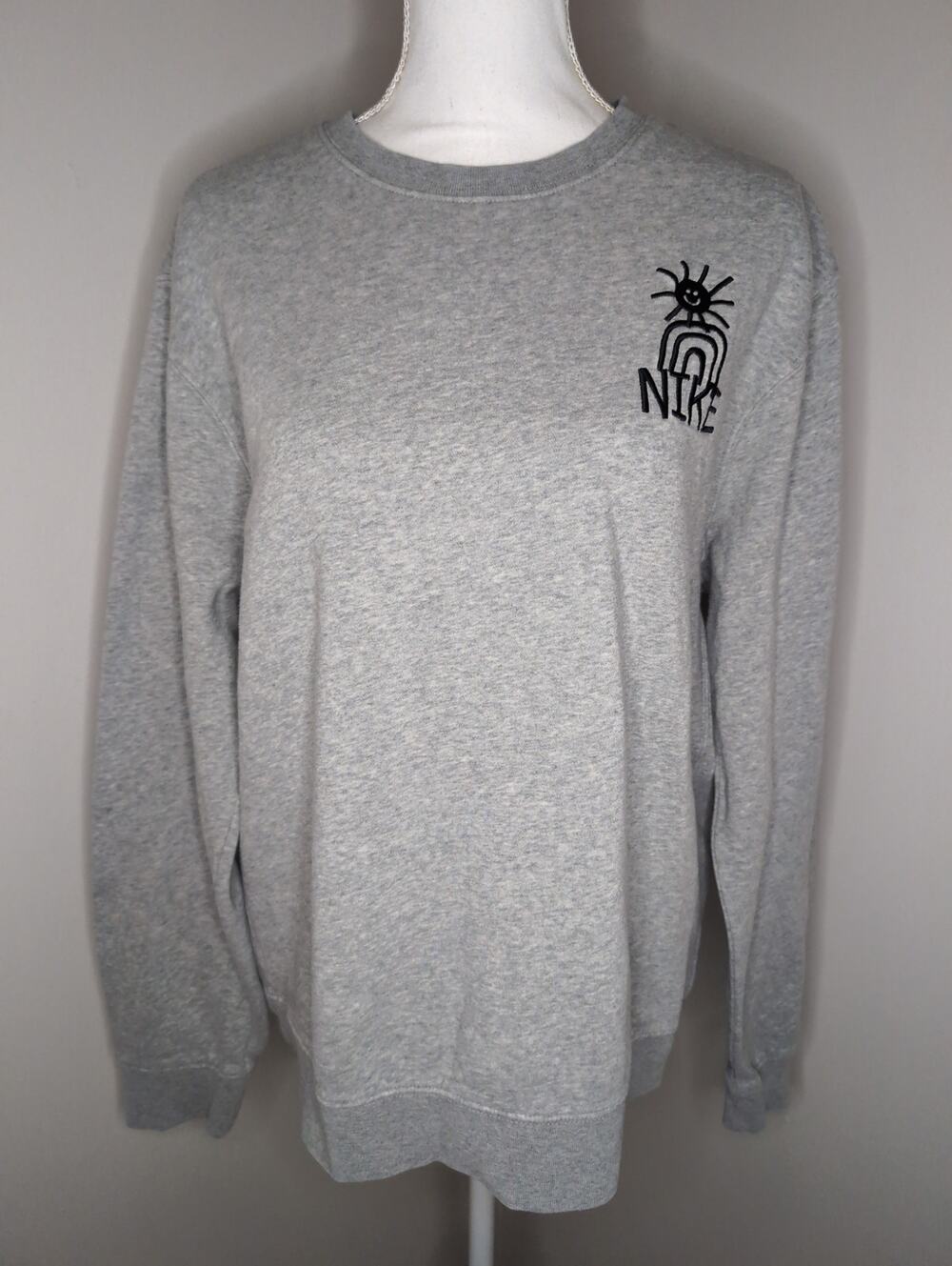 Nike Sportswear Smiley Sun Graphic Fleece Crewneck Sweatshirt M